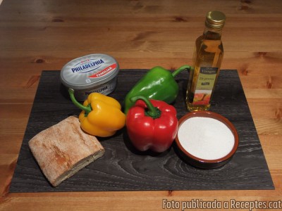 Torradetes de pebrot agredolç amb formatge